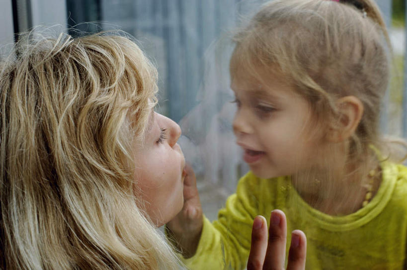 西方人,儿童,脸,头,脸颊,两个人,家庭,母亲,女儿,摸,横图,室内,特写,白天,正面,纯洁,窗户,欧洲,欧洲人,抚摸,服装,朦胧,模糊,注视,休闲装,肩膀,玻璃窗,小孩,衣服,观察,看,休闲,温暖,温馨,母女,一家人,休闲服,可爱,母爱,童年,童趣,服饰,观看,和睦,察看,关注,童真,烂漫,无邪,天真,年轻女性,女孩,女人,女性,白种人,孩子,年轻人,头部,脸部,脸蛋,面部,触摸,接触,半身,彩图,融洽,女生