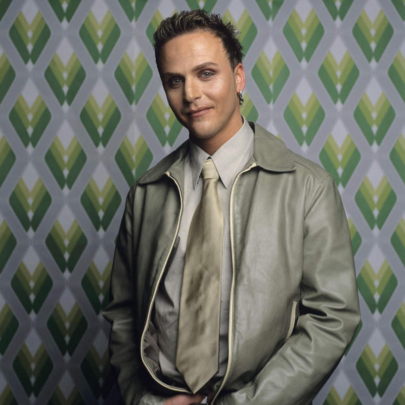 西方人,一个人,站,笑,微笑,方图,室内,白天,正面,衬衫,西装,壁纸,欧洲,欧洲人,仅一个男性,仅一个人,套装,正装,墙,领带,注视,职业装,墙壁,墙面,仅一个年轻男性,观察,看,站着,摄影,影棚,观看,察看,双手插袋,象征,庄重,关注,身份,手插袋,双手抄兜,双手放兜,正式,地位,男人,男性,年轻男性,白种人,墙纸,插兜,两手抄兜,两手放兜,手插兜,手放口袋,站立,半身,彩图,影棚拍摄,衬衣,拍摄,手抄兜