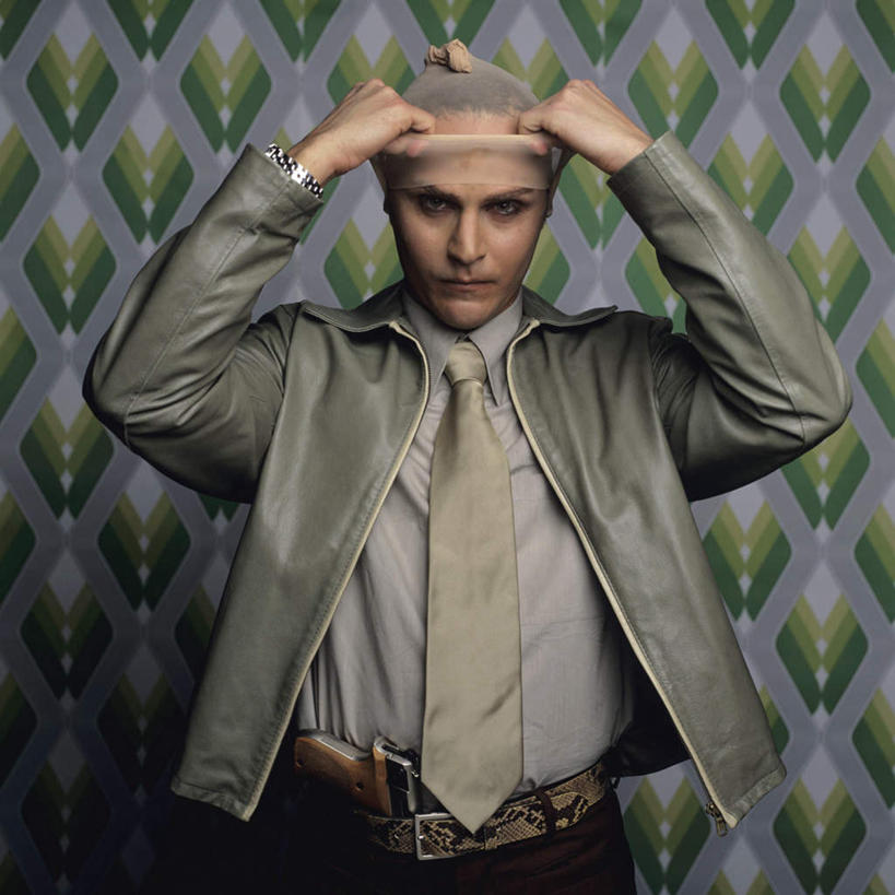 西方人,一个人,站,方图,室内,白天,正面,衬衫,西装,竞争,壁纸,帽子,欧洲,欧洲人,仅一个男性,仅一个人,对抗,握,套装,正装,冲突,枪支,墙,领带,拿,拿着,注视,职业装,破坏,墙壁,墙面,仅一个年轻男性,观察,看,站着,武器,战争,握着,摄影,手枪,影棚,观看,损坏,犯罪,察看,犯法,攻击,威胁,象征,庄重,对立,关注,矛盾,兵器,身份,防御,枪械,弹夹,敌对,挫败,斗争,抗拒,抗衡,正式,地位,杀伤,威慑,子弹夹,巴拉克拉法帽,危险,男人,男性,年轻男性,白种人,墙纸,站立,半身,彩图,影棚拍摄,衬衣,拍摄