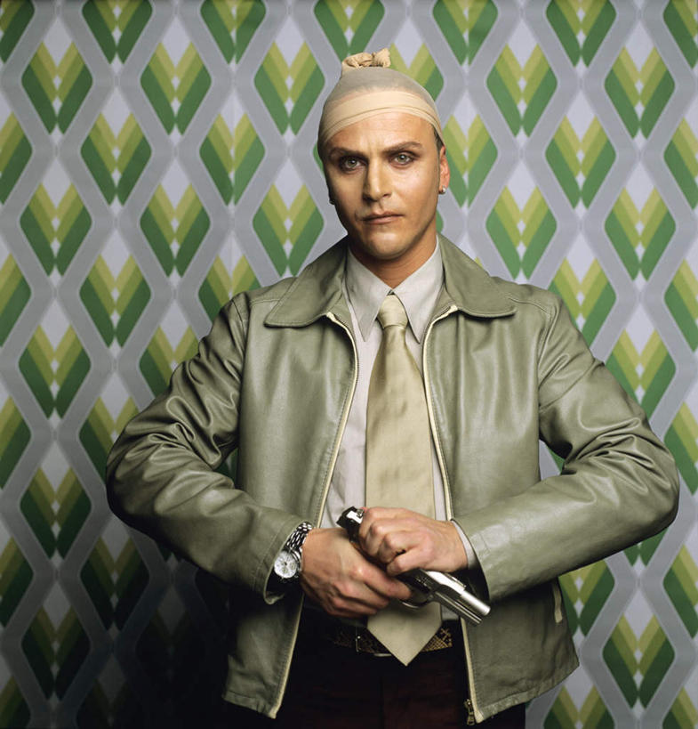 西方人,一个人,站,竖图,室内,白天,正面,衬衫,西装,竞争,壁纸,帽子,欧洲,欧洲人,仅一个男性,仅一个人,对抗,握,套装,正装,冲突,枪支,墙,领带,拿,拿着,注视,职业装,破坏,墙壁,墙面,仅一个年轻男性,观察,看,站着,武器,战争,握着,摄影,手枪,影棚,观看,损坏,犯罪,察看,犯法,攻击,威胁,象征,庄重,对立,关注,矛盾,兵器,身份,防御,枪械,弹夹,敌对,挫败,斗争,抗拒,抗衡,正式,地位,杀伤,威慑,子弹夹,巴拉克拉法帽,危险,男人,男性,年轻男性,白种人,墙纸,站立,半身,彩图,影棚拍摄,衬衣,拍摄