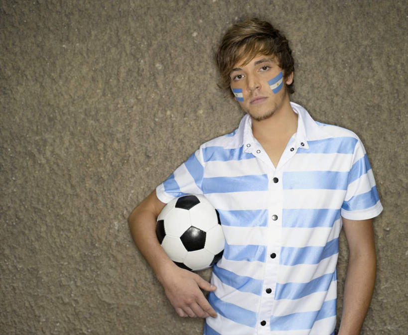 西方人,一个人,站,捧,横图,室内,白天,正面,运动服,化妆,美容,锻炼,运动,足球,旗帜,国旗,欧洲,欧洲人,仅一个男性,仅一个人,护肤,服装,艺术,彩绘,墙,足球装备,注视,休闲装,文化,运动器械,球迷,墙壁,墙面,仅一个年轻男性,衣服,观察,看,站着,保养,享受,休闲,休闲服,健身器械,放松,保健,服饰,观看,察看,关注,健身器材,人体彩绘,养颜,美观,蹴鞠,纹身彩绘,体育,足球运动,男人,男性,年轻男性,白种人,旗,端,端着,捧着,手捧,站立,半身,彩图,健身,阿根廷国旗,运动器材