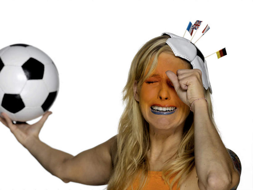 西方人,脸,头,眼睛,脸颊,一个人,站,闭眼,横图,室内,特写,白天,白色背景,正面,化妆,美容,锻炼,绘画,运动,足球,旗帜,国旗,帽子,欧洲,欧洲人,仅一个年轻女性,仅一个女性,仅一个人,护肤,服装,艺术,彩绘,足球装备,休闲装,文化,运动器械,衣服,英国国旗,站着,保养,享受,休闲,休闲服,揉,健身器械,放松,保健,摄影,服饰,影棚,健身器材,人体彩绘,养颜,美观,蹴鞠,纹身彩绘,体育,足球运动,年轻女性,女人,女性,白种人,头部,脸部,脸蛋,面部,旗,闭眼睛,闭着眼,闭着眼睛,画画,站立,半身,彩图,影棚拍摄,健身,拍摄,荷兰国旗,运动器材