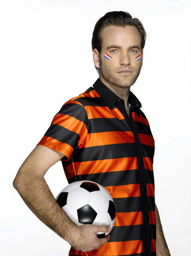 西方人,胡须,一个人,站,捧,竖图,室内,白天,白色背景,侧面,化妆,美容,锻炼,运动,足球,旗帜,国旗,欧洲,欧洲人,仅一个男性,仅一个人,护肤,服装,艺术,彩绘,足球装备,注视,休闲装,文化,运动器械,仅一个年轻男性,衣服,观察,看,站着,保养,享受,休闲,休闲服,健身器械,放松,保健,摄影,服饰,影棚,观看,察看,关注,健身器材,人体彩绘,养颜,美观,蹴鞠,纹身彩绘,体育,足球运动,男人,男性,年轻男性,白种人,胡子,小胡子,旗,端,端着,捧着,手捧,站立,半身,彩图,影棚拍摄,健身,拍摄,荷兰国旗,运动器材