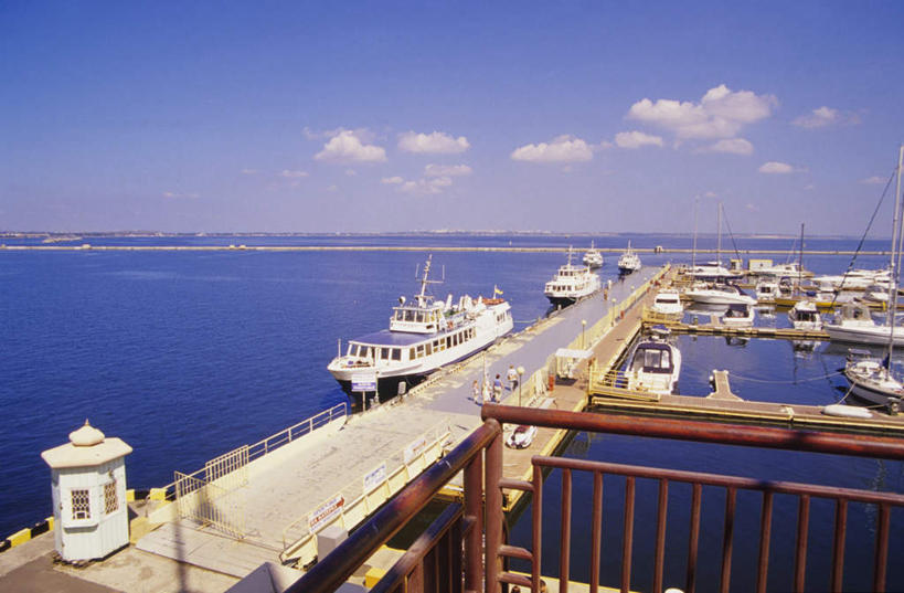 无人,栏杆,码头,横图,俯视,室外,白天,度假,海浪,海洋,美景,沙滩,城市风光,城市,港口,轮船,船,欧洲,乌克兰,阴影,光线,沙子,影子,海岸,景观,浪花,水平线,云,云朵,围栏,辽阔,海平线,沙地,云彩,娱乐,护栏,蓝色,白云,蓝天,天空,阳光,海水,交通工具,天,享受,休闲,广阔,景色,放松,晴朗,一望无际,载具,海景,东欧,乌克兰共和国,无边无际,一马平川,敖德萨,敖德萨州,大海,风浪,海,海水的波动,海滩,近岸浪,涌浪,晴空,彩图,高角度拍摄,摆渡口,埠头,渡口,渡头,港湾,海港,货运码头,口岸,商港,水天相接,水天一线