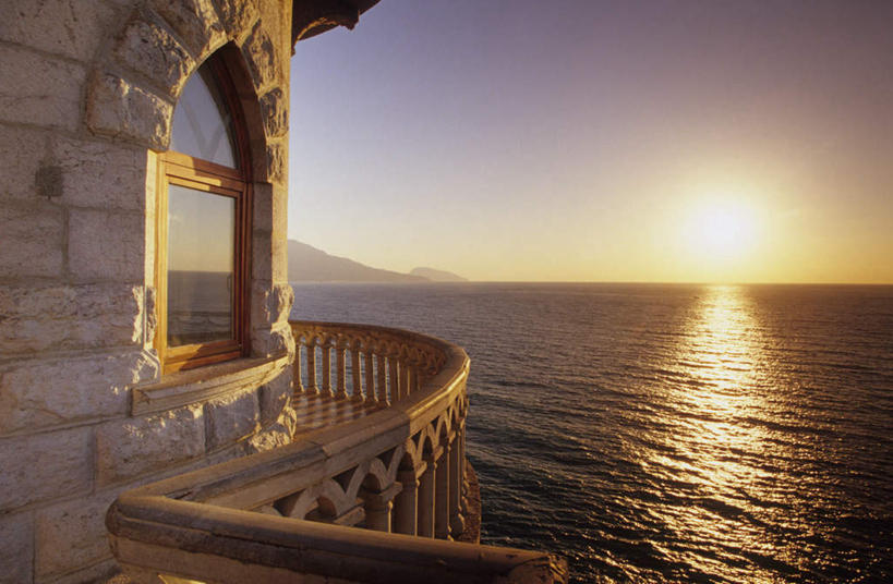 无人,栏杆,露台,横图,室外,白天,正面,旅游,度假,海浪,海洋,石头,日落,沙滩,山,山脉,阳台,标志建筑,地标,建筑,欧洲,乌克兰,阴影,光线,沙子,石子,影子,堡垒,城堡,墙,海岸,浪花,山顶,山峰,水平线,晚霞,霞光,落日,围栏,辽阔,海平线,沙地,山峦,娱乐,建设,护栏,墙壁,墙面,阳光,海水,黄昏,群山,享受,休闲,广阔,旅游胜地,彩霞,放松,一望无际,要塞,海景,东欧,沉积岩,乌克兰共和国,无边无际,一马平川,颠峰,极峰,夕照,设防,水成岩,克里米亚半岛,克里木半岛,雅尔塔,大海,风浪,海,海水的波动,海滩,近岸浪,石块,岩石,涌浪,夕阳,彩图,露天阳台,水天相接,水天一线,斜阳