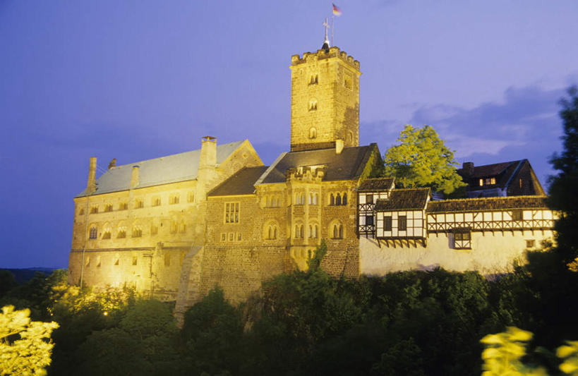 无人,横图,室外,白天,正面,旅游,度假,石头,日落,植物,标志建筑,地标,建筑,路灯,照明,德国,欧洲,阴影,光线,石子,影子,堡垒,城堡,墙,晚霞,霞光,落日,灯光,娱乐,建设,墙壁,墙面,灯,树,树木,绿色,自然,黄昏,享受,休闲,旅游胜地,彩霞,放松,生长,成长,照亮,照明设备,西欧,要塞,德意志联邦共和国,夕照,瓦特古堡,设防,埃森纳赫,艾森纳赫,石块,夕阳,彩图,图林根州,斜阳