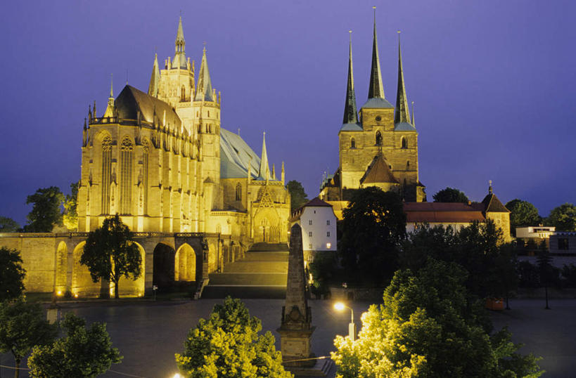 无人,横图,室外,白天,正面,旅游,度假,石头,植物,标志建筑,地标,建筑,路灯,照明,德国,欧洲,阴影,光线,石子,影子,堡垒,城堡,墙,灯光,娱乐,建设,墙壁,墙面,灯,树,树木,蓝色,绿色,蓝天,天空,自然,天,享受,休闲,旅游胜地,放松,生长,晴朗,成长,照亮,照明设备,西欧,要塞,万里无云,德意志联邦共和国,瓦特古堡,设防,埃森纳赫,艾森纳赫,石块,晴空,晴空万里,彩图,图林根州