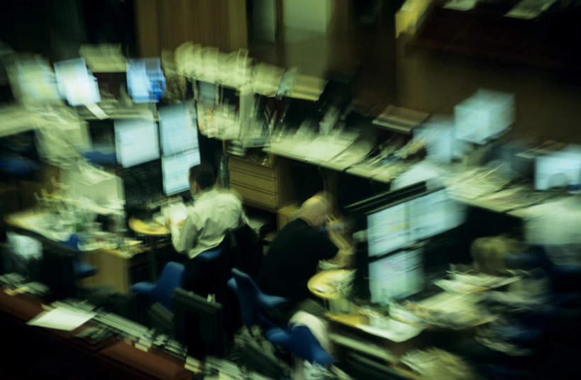 西方人,伙伴,朋友,商务人士,商务男性,办公室,坐,横图,俯视,室内,白天,长时间曝光,衬衫,友谊,合作,团队,电脑,显示器,鼠标,键盘,家具,桌子,椅子,德国,欧洲,欧洲人,套装,朦胧,模糊,网络,办公桌,许多人,输入设备,通讯设备,会议椅,一群人,台式电脑,战略,办公椅,西欧,通信设备,商务装,工薪阶层,输出设备,德意志联邦共和国,法兰克福,办公家具,联合,合谋,商务椅,培训椅,法兰克福市,黑森州,德意志证券交易所,法兰克福证券交易所,配合,协作,男人,男性,中年男性,白种人,白领,上班族,坐着,半身,彩图,高角度拍摄,衬衣