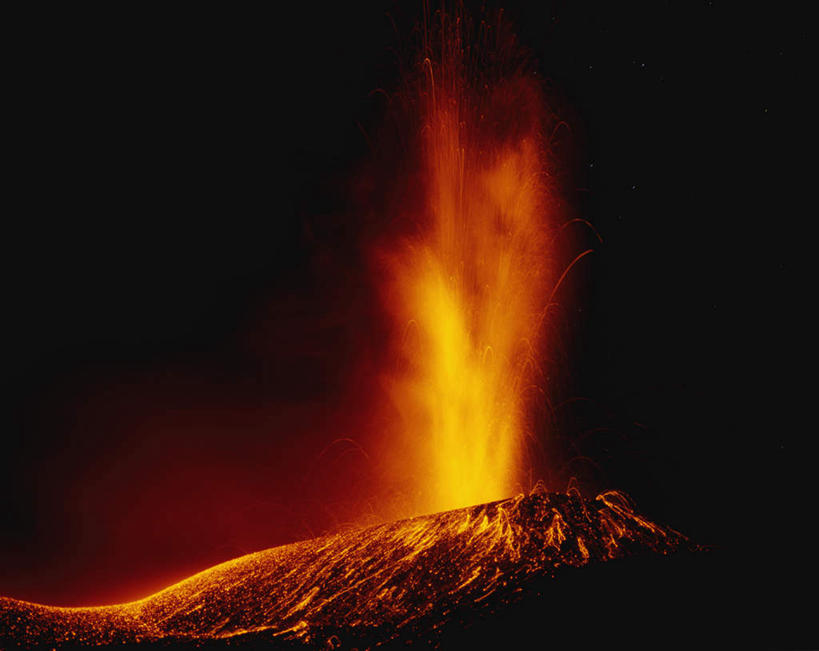 无人,横图,室外,夜晚,正面,旅游,度假,火山,石头,美景,山,山脉,岩浆,意大利,欧洲,石子,景观,山顶,山峰,山峦,娱乐,红色,自然,群山,享受,休闲,景色,放松,南欧,自然风光,沉积岩,意大利共和国,颠峰,极峰,水成岩,活火山,石块,岩石,彩图