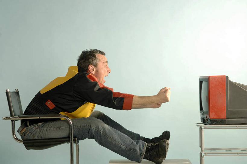 西方人,一个人,坐,横图,室内,白天,侧面,桌面,桌子,电视,椅子,欧洲,欧洲人,仅一个男性,仅一个人,仅一个中年男性,服装,欢呼,木制,木椅,注视,休闲装,衣服,木制品,观察,看,张嘴,休闲,休闲服,摄影,服饰,影棚,观看,察看,喝彩,关注,彩电,张大嘴巴,彩色电视机,显像管屏,显像管屏幕,男人,男性,中年男性,白种人,电视机,张开嘴,坐着,彩图,全身,影棚拍摄,拍摄