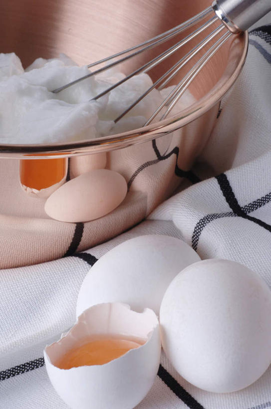 无人,竖图,室内,特写,白天,正面,烹饪,厨具,金属制品,金属,陶瓷,蛋,蛋白,蛋黄,鸡蛋,陶瓷制品,容器,打蛋器,搅拌器,碗,储藏,储存,烹饪用具,卵,手动打蛋器,卵白,烹调用具,烹调,彩图,贮存