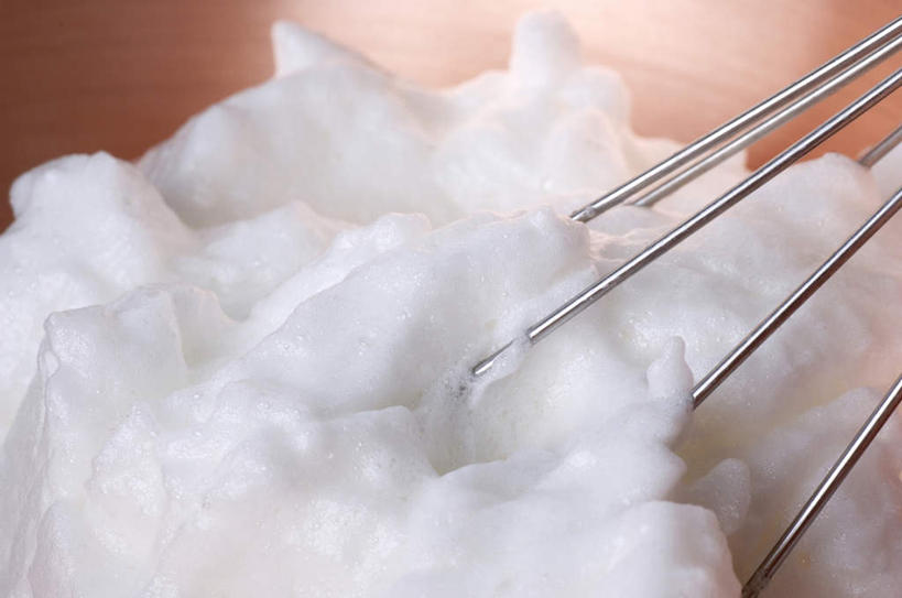 无人,横图,室内,特写,白天,正面,烹饪,厨具,金属制品,金属,陶瓷,蛋,蛋白,蛋黄,鸡蛋,陶瓷制品,容器,打蛋器,搅拌器,碗,储藏,储存,烹饪用具,卵,手动打蛋器,卵白,烹调用具,烹调,彩图,贮存