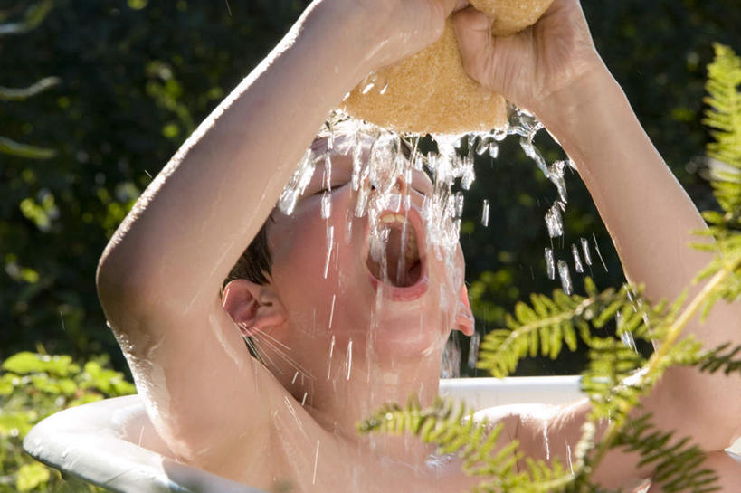 西方人,儿童,一个人,站,横图,室外,白天,正面,纯洁,草地,草坪,森林,树林,植物,欧洲,欧洲人,仅一个男性,仅一个人,飞溅,服装,朦胧,模糊,溅,木桶,桶,液体,拿,拿着,注视,休闲装,草,树,树木,小孩,衣服,绿色,自然,容器,观察,看,站着,仅一个小孩,休闲,休闲服,可爱,童年,童趣,服饰,观看,储藏,察看,储存,关注,喷洒,童真,浴桶,烂漫,无邪,天真,男孩,男人,男性,白种人,孩子,站立,半身,彩图,贮存,男生