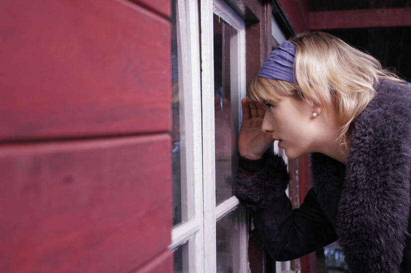 西方人,一个人,家,站,横图,室外,白天,侧面,窗户,欧洲,欧洲人,仅一个年轻女性,仅一个女性,仅一个人,服装,装饰,房屋,墙,屋子,注视,休闲装,楼房,玻璃窗,墙壁,墙面,住宅,衣服,发箍,发饰,饰品,观察,看,站着,休闲,休闲服,服饰,头箍,观看,察看,关注,发卡,配饰,年轻女性,女人,女性,白种人,站立,半身,彩图,房子