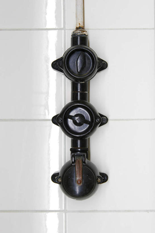 无人,竖图,室内,特写,白天,正面,零件,电路,静物,关闭,瓷砖,墙,开关,墙壁,墙面,按钮,打开,开启,闭合,彩图