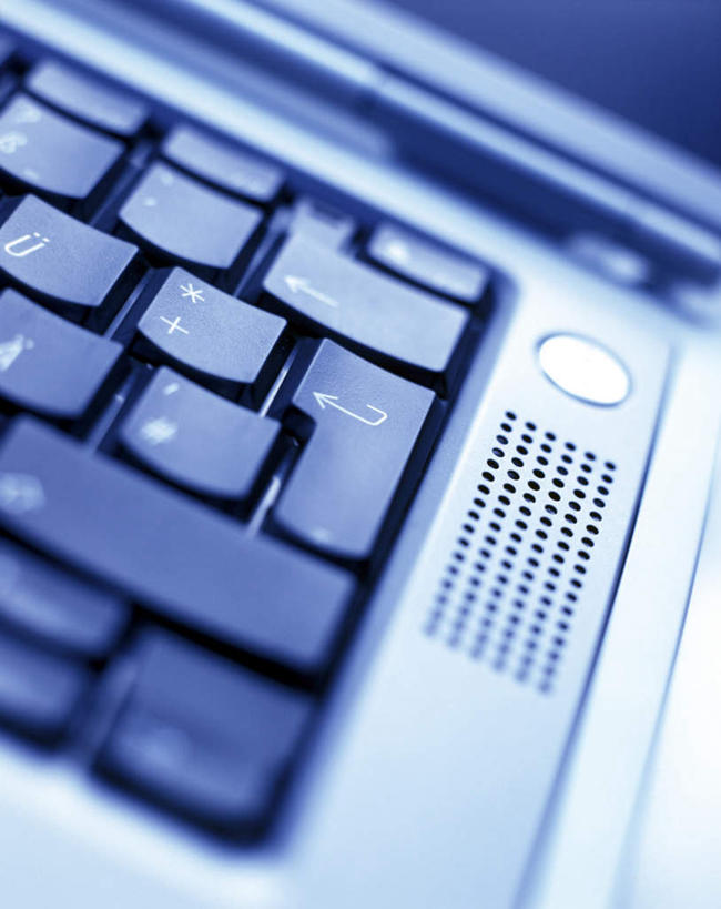 无人,竖图,俯视,室内,特写,白天,电脑,笔记本电脑,静物,朦胧,模糊,网络,通讯设备,无线,通信设备,无线网络,无线上网,便携式电脑,手提电脑,彩图,高角度拍摄