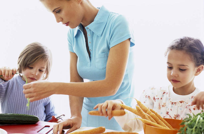 西方人,儿童,中年人,家庭,母亲,女儿,儿子,站,横图,室内,白天,正面,纯洁,厨房,桌面,桌子,萝卜,胡萝卜,蔬菜,欧洲,欧洲人,握,服装,新鲜,木制,陶瓷,食品,案板,陶瓷制品,拿,拿着,注视,休闲装,砧板,食物,小孩,衣服,木制品,容器,碗,观察,看,站着,休闲,温暖,温馨,母女,母子,一家人,休闲服,可爱,母爱,童年,童趣,握着,服饰,有机食品,绿色食品,观看,储藏,和睦,察看,个人,储存,关注,童真,烂漫,无邪,天真,男孩,男人,男性,女孩,女人,女性,中年女性,白种人,孩子,红萝卜,甘荀,站立,半身,彩图,灶间,融洽,贮存,男生,女生