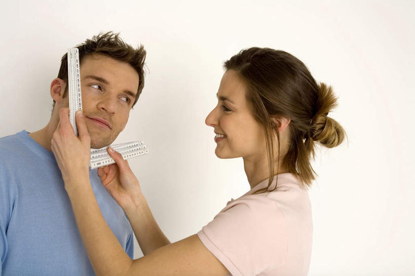 西方人,脸,头,脸颊,背部,两个人,站,笑,微笑,露齿笑,横图,室内,特写,白天,白色背景,正面,爱情,欧洲,欧洲人,握,服装,测量,刻度,浪漫,拿,拿着,注视,休闲装,相视,衣服,尺,观察,看,站着,休闲,温暖,温馨,面对面,休闲服,恩爱,握着,恋人,摄影,服饰,影棚,观看,测量工具,对视,尺子,和睦,察看,衡量,绘图,互视,关注,相对,比例,测绘,相看,量具,量仪,标度,T形尺,丁字尺,男人,男性,年轻男性,年轻女性,女人,女性,白种人,头部,脸部,脸蛋,面部,情侣,站立,半身,彩图,影棚拍摄,拍摄,伴侣,融洽