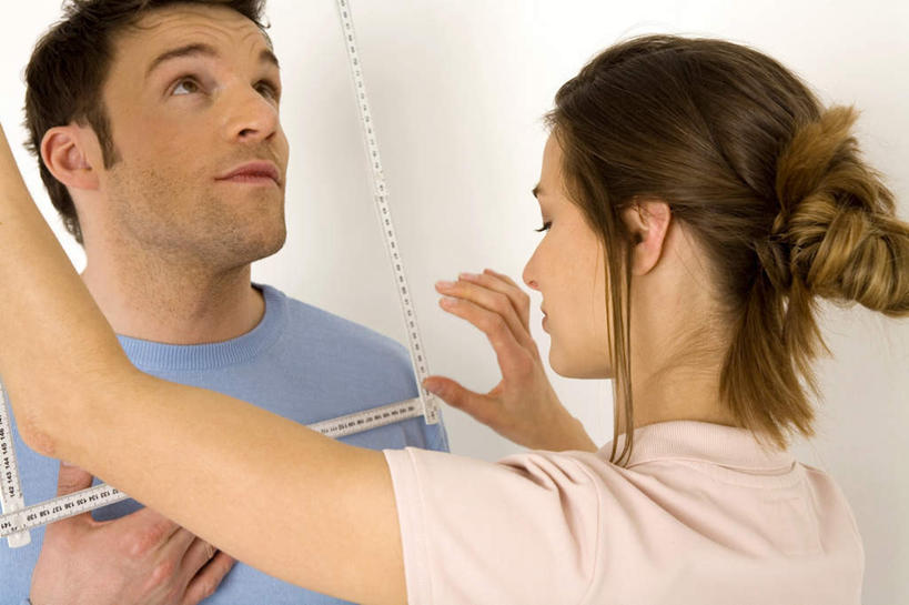 西方人,脸,头,脸颊,背部,两个人,站,笑,微笑,露齿笑,横图,室内,特写,白天,白色背景,正面,爱情,欧洲,欧洲人,握,服装,测量,刻度,浪漫,拿,拿着,注视,休闲装,相视,衣服,尺,观察,看,站着,休闲,温暖,温馨,面对面,休闲服,恩爱,握着,恋人,摄影,服饰,影棚,观看,测量工具,对视,尺子,和睦,察看,衡量,绘图,互视,关注,相对,比例,测绘,相看,量具,量仪,标度,T形尺,丁字尺,男人,男性,年轻男性,年轻女性,女人,女性,白种人,头部,脸部,脸蛋,面部,情侣,站立,半身,彩图,影棚拍摄,拍摄,伴侣,融洽