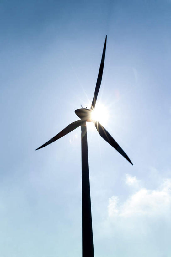 无人,竖图,室外,白天,仰视,农业,风能,风力发电机,风车,阴影,环保,电力,光线,影子,云,云朵,云彩,设备,蓝色,白云,蓝天,天空,阳光,天,发电,机械,工业,能源,晴朗,资源,风力机,利用,低碳,风力发电,晴空,彩图,低角度拍摄