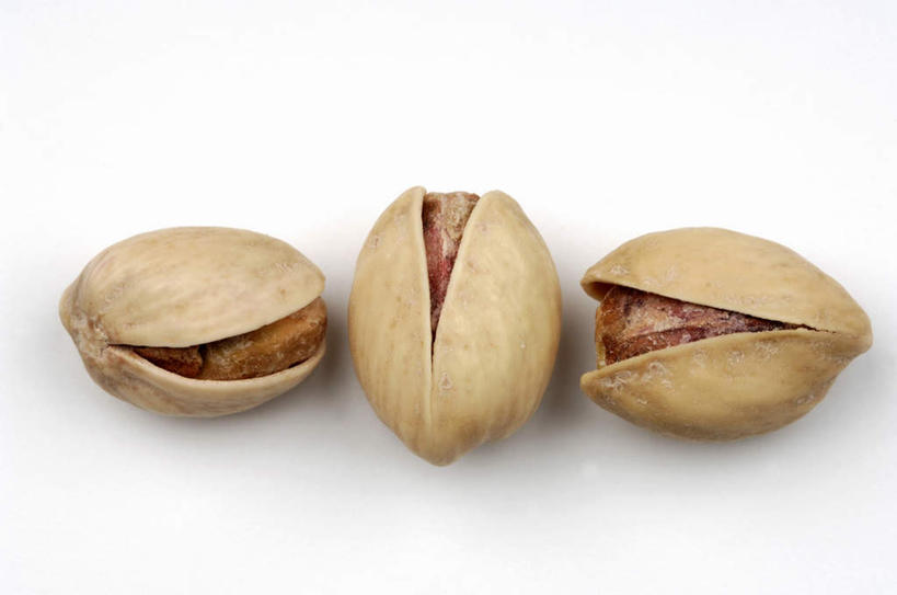 无人,横图,俯视,室内,特写,白天,白色背景,桌面,桌子,一排,整齐,木制,坚果,排列,三个,木制品,干果,摄影,影棚,无名子,开心果,队列,胡棒子,绿仁果,彩图,高角度拍摄,影棚拍摄,拍摄