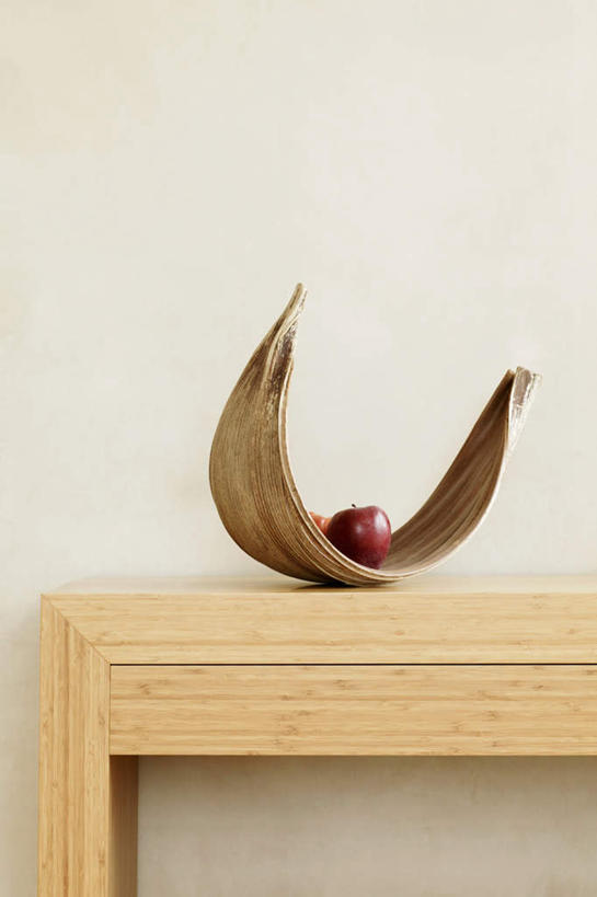 无人,竖图,室内,白天,正面,苹果,餐具,水果,新鲜,木制,板凳,碟子,盘,凳子,墙,生食,食品,果实,墙壁,墙面,食物,一个,盘子,木制品,碟,有机食品,绿色食品,单个,彩图