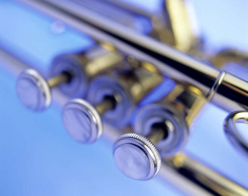 无人,横图,俯视,室内,特写,白天,静物,金属制品,朦胧,模糊,金属,乐器,铜管乐器,小号,摄影,影棚,铜管,彩图,高角度拍摄,影棚拍摄,拍摄