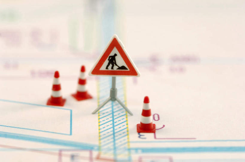 无人,横图,室内,特写,白天,正面,建筑,指示牌,朦胧,模糊,电力,钢材,标志,电缆,电线,图纸,文字,支架,设计图,警告,路障,标识,电塔,三个,警示,能源,禁止,支撑,提醒,资源,提示,限制,供电设备,工程图,草图,蓝图,高压电塔,高压输电线,高压电线塔,高压塔,危险,设计,彩图