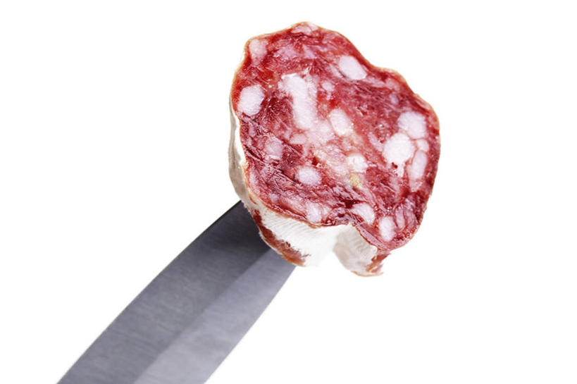 无人,横图,室内,特写,白天,白色背景,正面,餐具,一把,工具,肉,香肠,刀具,腊肠,猪肉,肉类,刀,摄影,影棚,餐刀,肉食,彩图,影棚拍摄,拍摄