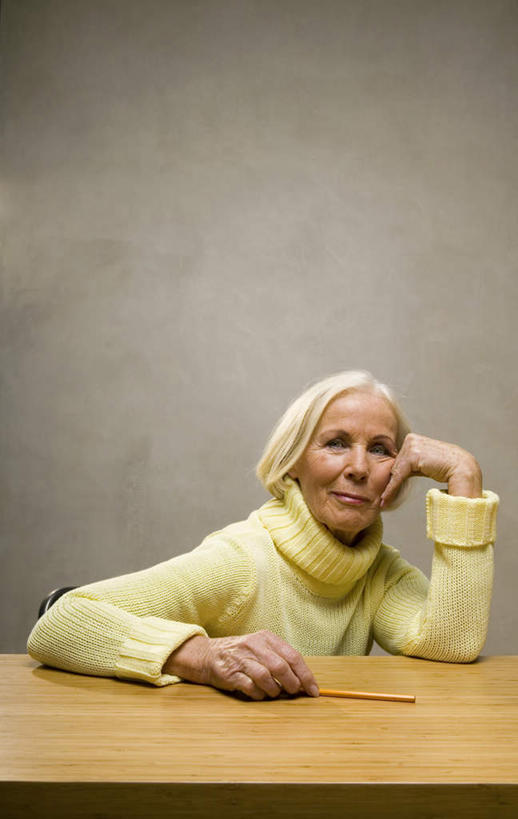 西方人,头发,一个人,坐,竖图,室内,白天,正面,毛衣,桌子,欧洲,欧洲人,仅一个女性,仅一个人,撑,握,灰色背景,笔,拿,拿着,托头,注视,书桌,黄色,白色,课桌,观察,看,托,握着,摄影,仅一个老年女性,影棚,观看,察看,关注,老年女性,女人,女性,白种人,头部,坐着,半身,彩图,影棚拍摄,绒衣,套衫,套头毛衣,线衣,拍摄