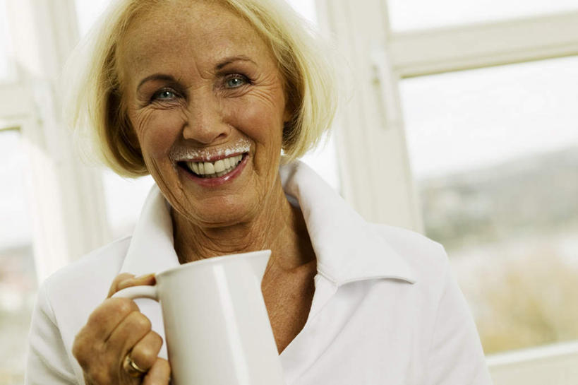 牛奶,西方人,脸,头,脸颊,头发,一个人,横图,室内,特写,白天,正面,窗户,落地窗,杯子,欧洲,欧洲人,仅一个女性,仅一个人,握,服装,朦胧,模糊,拿,拿着,注视,休闲装,上衣,肩膀,玻璃窗,衣服,白色,水杯,观察,看,休闲,休闲服,握着,服饰,仅一个老年女性,观看,察看,关注,老年女性,女人,女性,白种人,头部,脸部,脸蛋,面部,茶杯,半身,彩图