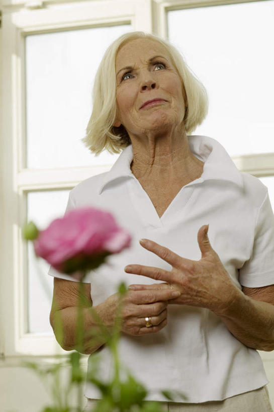 西方人,头发,一个人,站,捧,笑,微笑,露齿笑,竖图,室内,白天,正面,植物,窗户,落地窗,欧洲,欧洲人,仅一个女性,仅一个人,握,服装,盆栽,盆景,拿,拿着,注视,休闲装,上衣,玻璃窗,衣服,绿色,白色,自然,观察,看,站着,休闲,休闲服,握着,服饰,仅一个老年女性,生长,成长,观看,察看,关注,老年女性,女人,女性,白种人,端,端着,捧着,手捧,半身,彩图