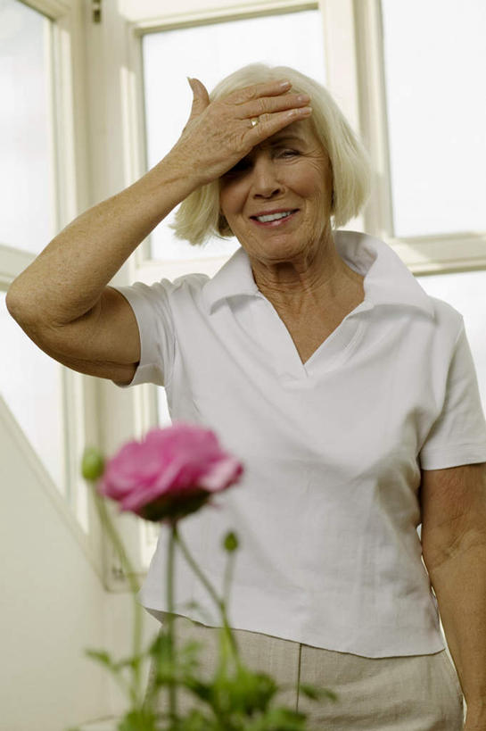 西方人,头发,一个人,站,捧,笑,摸,微笑,露齿笑,竖图,室内,白天,正面,植物,窗户,落地窗,欧洲,欧洲人,仅一个女性,仅一个人,抚摸,握,服装,盆栽,盆景,拿,拿着,注视,休闲装,上衣,玻璃窗,衣服,绿色,白色,自然,观察,看,站着,休闲,休闲服,握着,服饰,仅一个老年女性,生长,成长,观看,察看,关注,老年女性,女人,女性,白种人,额头,触摸,端,端着,接触,捧着,手捧,半身,彩图