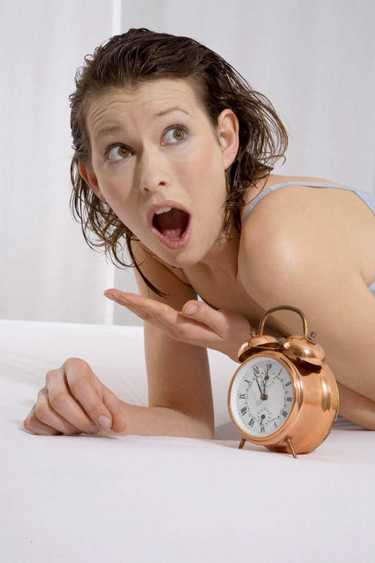 西方人,一个人,竖图,室内,白天,侧面,床,卧室,闹钟,欧洲,欧洲人,仅一个年轻女性,仅一个女性,仅一个人,撑,时间,时钟,墙,床单,扭头,注视,吊带衫,墙壁,墙面,白色,观察,看,趴着,张嘴,转头,休闲,表,放松,观看,察看,撑着,关注,瞪眼,张大嘴巴,年轻女性,女人,女性,白种人,钟,张开嘴,趴,半身,彩图,睡房,卧房