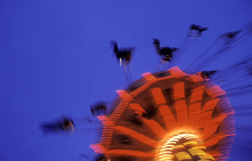 无人,游乐园,横图,室内,夜晚,仰视,游乐场,阴影,朦胧,模糊,光线,影子,灯光,游乐设施,旋转飞椅,乐园,飓风飞椅,旋转秋千,彩图,低角度拍摄