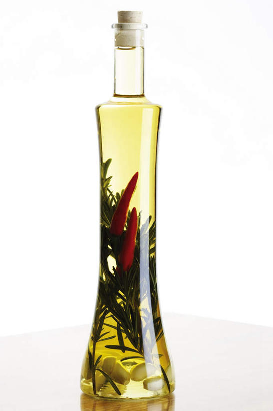 无人,竖图,室内,特写,白天,白色背景,正面,辣椒,蔬菜,蒜,新鲜,食用油,香料,油,橄榄油,食品,软木塞,蒜头,食物,瓶子,摄影,有机食品,绿色食品,影棚,迷迭香,辣角,红海椒,大椒,辣虎,广椒,胡蒜,辣子,红辣椒,海椒,番椒,大蒜,彩图,影棚拍摄,拍摄