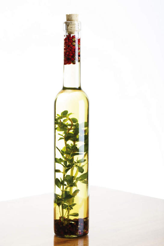 无人,竖图,室内,特写,白天,白色背景,正面,辣椒,蔬菜,蒜,新鲜,食用油,香料,油,橄榄油,食品,软木塞,蒜头,食物,瓶子,摄影,有机食品,绿色食品,影棚,迷迭香,辣角,红海椒,大椒,辣虎,广椒,胡蒜,辣子,红辣椒,海椒,番椒,大蒜,彩图,影棚拍摄,拍摄