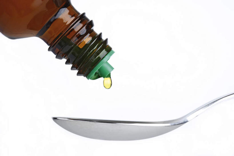 无人,横图,室内,特写,白天,白色背景,正面,一把,滴入,勺子,油,橄榄油,调羹,汤匙,摄影,影棚,彩图,影棚拍摄,拍摄