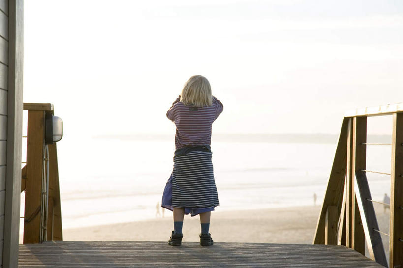 西方人,儿童,一个人,栏杆,站,横图,室外,白天,裙子,旅游,度假,纯洁,沙滩,欧洲,欧洲人,仅一个男性,仅一个人,沙子,栅栏,海岸,围栏,沙地,休闲装,娱乐,长裙,护栏,小孩,背面,站着,仅一个小孩,享受,休闲,休闲服,放松,可爱,童年,童趣,半身裙,童真,烂漫,无邪,天真,男孩,男人,男性,白种人,孩子,海滩,玩耍,彩图,全身,男生