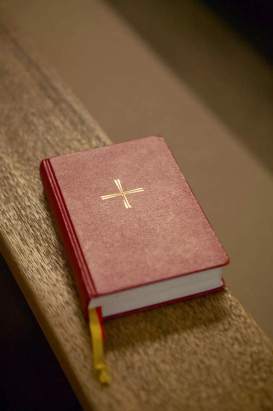 无人,竖图,俯视,室内,特写,白天,桌面,桌子,静物,阴影,节日,反射,木制,十字架,影子,圣经,文化,木制品,祈祷,健康,许愿,宗教,信仰,纪念,祈求,平安,彩图,高角度拍摄