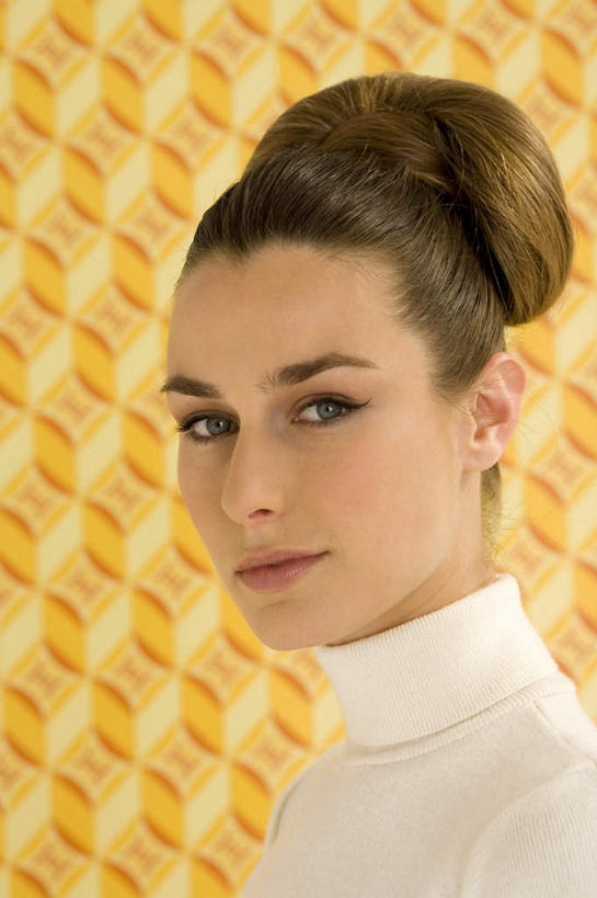 西方人,一个人,站,竖图,室内,特写,白天,正面,欧洲,欧洲人,仅一个年轻女性,仅一个女性,仅一个人,扭头,注视,休闲装,观察,看,站着,转头,休闲,休闲服,摄影,影棚,观看,察看,关注,发髻,年轻女性,女人,女性,白种人,站立,半身,彩图,影棚拍摄,拍摄