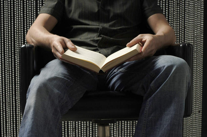 东方人,一个人,坐,横图,室内,白天,正面,看书,阅读,窗帘,书籍,椅子,亚洲,仅一个男性,仅一个人,一本,学习,阴影,服装,装饰,反射,影子,拿,拿着,休闲装,黄种人,仅一个年轻男性,衣服,帘子,珠帘,书本,看,休闲,休闲服,遮阳,读书,浏览,服饰,华丽,修饰,点缀,衬托,美观,雅致,雅观,男人,男性,年轻男性,亚洲人,书,图书,坐着,半身,彩图