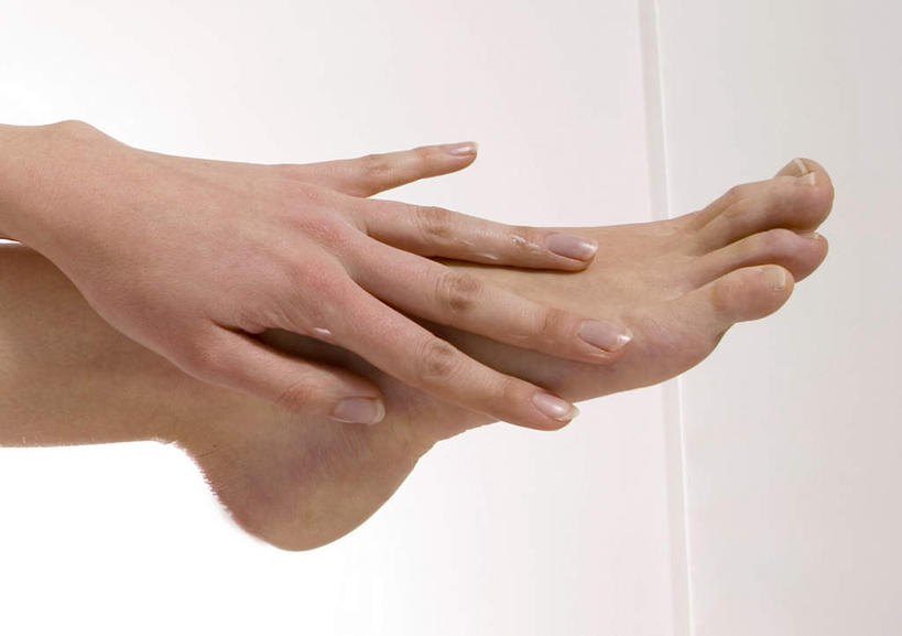 东方人,手,脚,脚趾,脚趾甲,脚后跟,脚背,踝,一个人,摸,横图,室内,特写,白天,白色背景,侧面,亚洲,仅一个年轻女性,仅一个女性,仅一个人,抚摸,黄种人,手部,摄影,影棚,年轻女性,女人,女性,亚洲人,脚底,脚指甲,触摸,接触,半身,彩图,影棚拍摄,拍摄