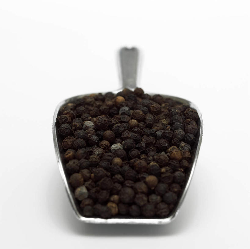 无人,横图,俯视,室内,特写,白天,白色背景,一堆,许多,阴影,堆叠,堆积,反射,影子,调料,调味,香料,佐料,黑胡椒,调味品,调味料,铲,勺,黑色,摄影,影棚,堆,配料,作料,胡椒,彩图,高角度拍摄,影棚拍摄,拍摄