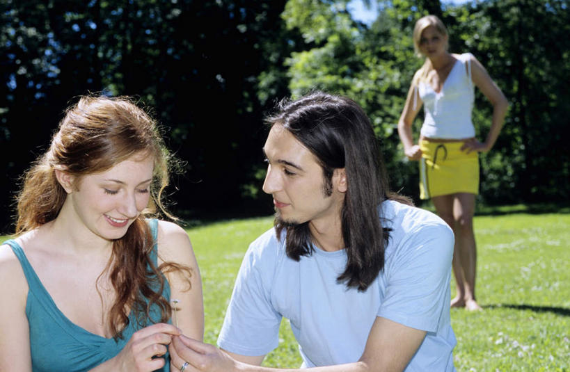 西方人,三个人,伙伴,朋友,站,坐,横图,室外,白天,正面,爱情,友谊,草地,草坪,植物,欧洲,欧洲人,阴影,服装,朦胧,模糊,盛开,光线,影子,浪漫,拿,花蕾,拿着,注视,休闲装,手叉腰,草,花,花瓣,花朵,鲜花,树,树木,衣服,绿色,阳光,自然,花苞,花蕊,叉腰,观察,看,站着,休闲,温暖,温馨,休闲服,恩爱,恋人,服饰,生长,成长,观看,和睦,察看,双手叉腰,关注,嫉妒,妒忌,忌妒,友情,男人,男性,年轻男性,年轻女性,女人,女性,白种人,情侣,坐着,半身,彩图,伴侣,融洽