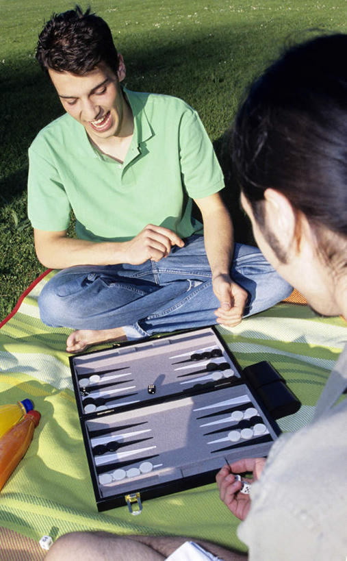 西方人,两个人,盘腿,竖图,俯视,室外,白天,游戏,快乐,赌博,贪欲,比赛,竞争,草地,草坪,植物,欧洲,欧洲人,阴影,服装,光线,影子,玩,注视,休闲装,娱乐,刺激,相视,草,衣服,绿色,阳光,观察,看,休闲,面对面,休闲服,棋盘,服饰,观看,活动,对视,察看,互视,发泄,关注,消遣,智力,相对,双陆棋,相看,投机,侥幸,欲望,宣泄,双陆,男人,男性,年轻男性,白种人,盘腿而坐,盘着腿的,盘着腿坐,双腿交叉,玩耍,嬉戏,半身,彩图,高角度拍摄,胜负,输赢