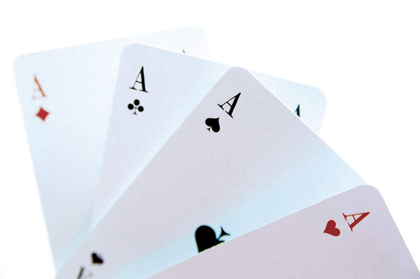 无人,横图,室内,特写,白天,白色背景,正面,游戏,赌博,贪欲,竞争,静物,扑克牌,纸牌,玩具,扑克,阴影,反射,英文,标志,文字,影子,字符,字母,玩,娱乐,标识,刺激,休闲,摄影,影棚,活动,英文字母,发泄,消遣,智力,赌具,投机,侥幸,欲望,宣泄,玩耍,嬉戏,彩图,影棚拍摄,拍摄,胜负,输赢