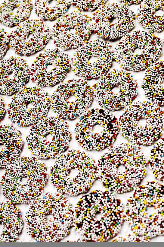 无人,竖图,俯视,室内,特写,白天,白色背景,一排,装饰,圆形,食品,糖,糖果,甜点,甜品,食物,排列,甜食,巧克力,摄影,影棚,朱古力,华丽,修饰,点缀,队列,硬糖,衬托,美观,雅致,雅观,七彩米,七彩糖针,巧克力针,朱古力针,彩图,高角度拍摄,影棚拍摄,拍摄