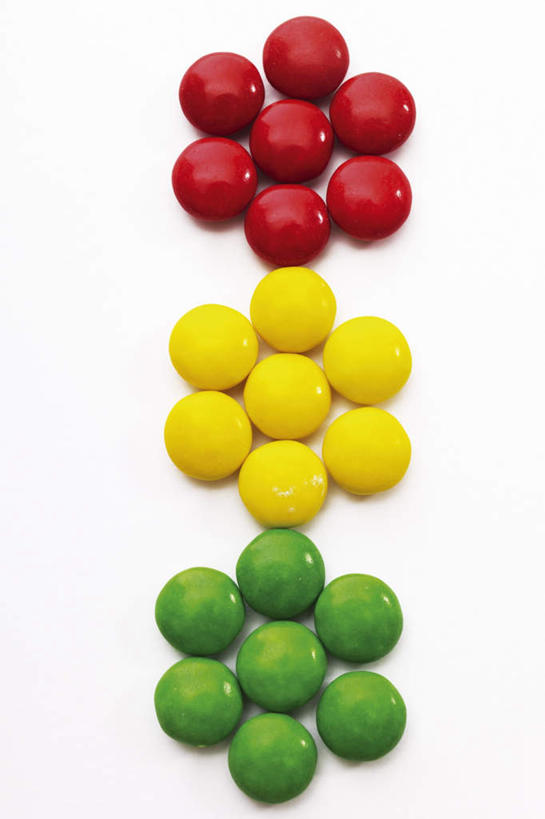 无人,竖图,俯视,室内,特写,白天,白色背景,一排,食品,糖,糖果,甜点,甜品,食物,排列,黄色,红色,绿色,甜食,摄影,影棚,队列,硬糖,彩图,高角度拍摄,影棚拍摄,拍摄