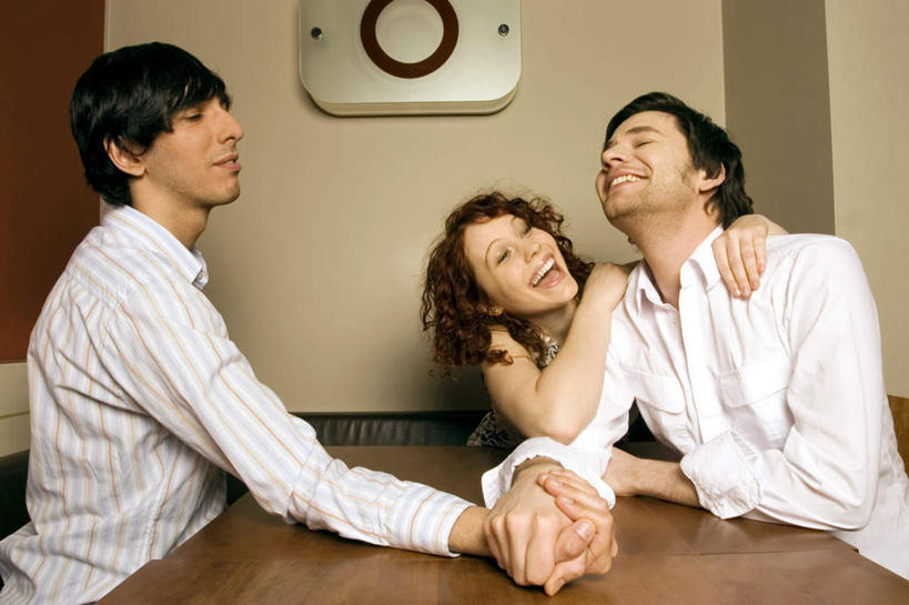 西方人,三个人,坐,闭眼,笑,微笑,露齿笑,横图,室内,白天,正面,游戏,胜利,比赛,沙发,桌面,桌子,欧洲,欧洲人,木制,墙,玩,右手,娱乐,墙壁,墙面,木制品,张嘴,休闲,力量,扳手腕,活动,掰手腕,发泄,消遣,智力,张大嘴巴,宣泄,比力,较劲,扳手劲,手肘,较量,男人,男性,年轻男性,年轻女性,女人,女性,白种人,胳膊,手臂,张开嘴,闭眼睛,闭着眼,闭着眼睛,玩耍,嬉戏,坐着,半身,彩图,皮沙发